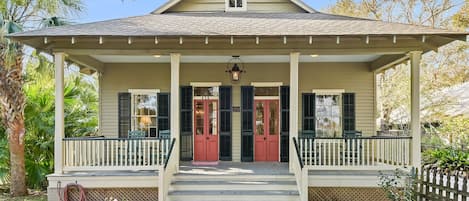 La Petite Cachette, front porch