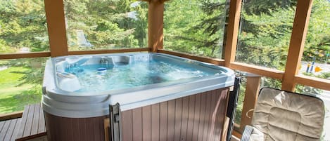 Private hot tub on the balcony 