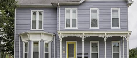 Historical Home in the Heart of Downtown Frankfort.