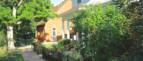 Street scene: quiet neighborhood, couple of blocks from Perl Street Mall