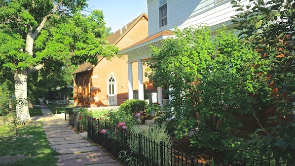 Street scene: quiet neighborhood, couple of blocks from Perl Street Mall