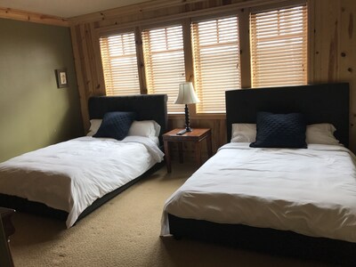 2 Bedrooms (1 King - 2 Queens), 3 Full Bathrooms, Sleeps 8