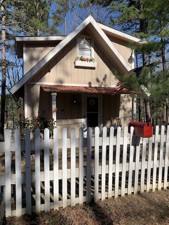 Cozy Cottage get away located on Lake Hamilton close to Oaklawn !!