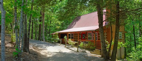 Pigeon Forge Cabin "Whispering Winds" - Parking area