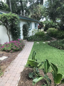 Quaint Private Cottage in Residential Mount Dora - 1 mile from down town