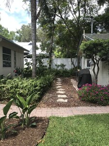 Quaint Private Cottage in Residential Mount Dora - 1 mile from down town