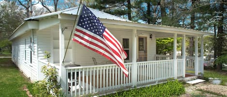 Welcome to Sideways! 1-level old cottage within reach of all that makes Sewanee.