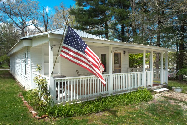 Welcome to Sideways! 1-level old cottage within reach of all that makes Sewanee.