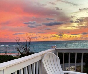 Sunrise. Sunset. We've got it handled from our lofty and spacious 360 roof deck.