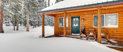 Whimsical Hollow is a truly "ROMANTIC" log cabin nestled in the woods and high peaks of Park County!