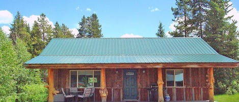 The quaint & charming Creekside Cabin welcomes you to a well-deserved vacation!