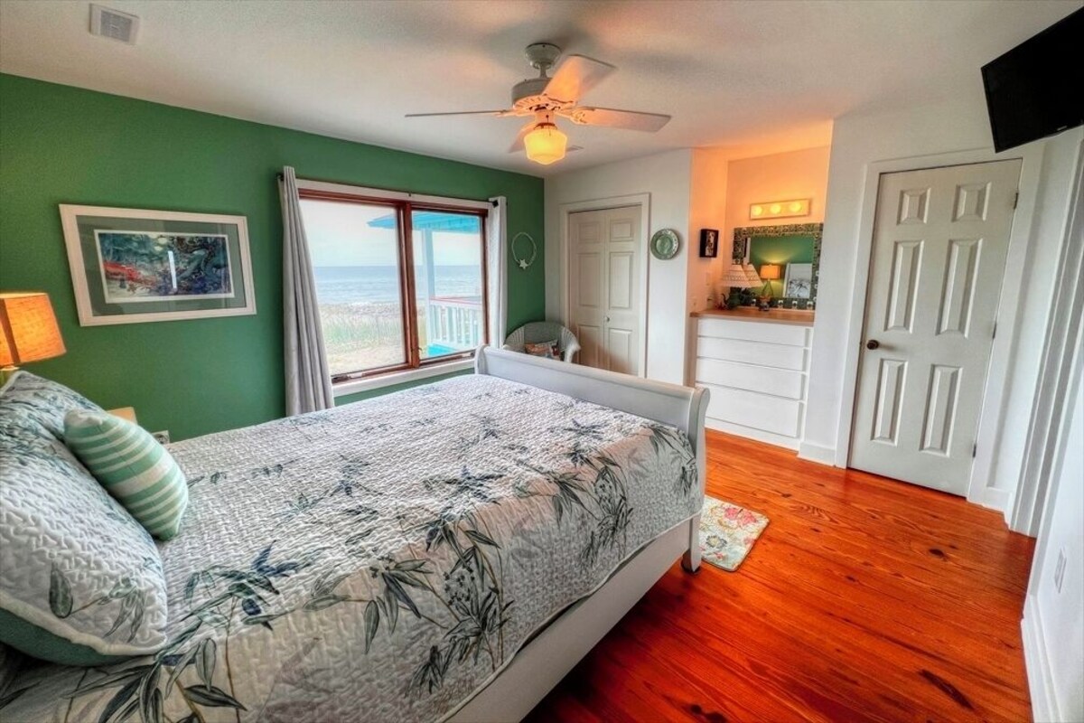 4BR/4Bth Direct Oceanfront,House,Covered Porch and fireplace!