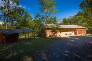 15 acre property with 7 bedrooms and 800 feet of riverfront property w/no neighb