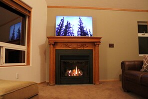 Cozy fireplace to enjoy after a day of skiing. 