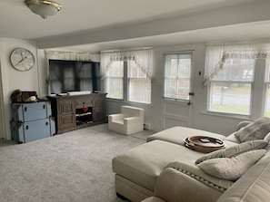 Livingroom with 65" Smart TV