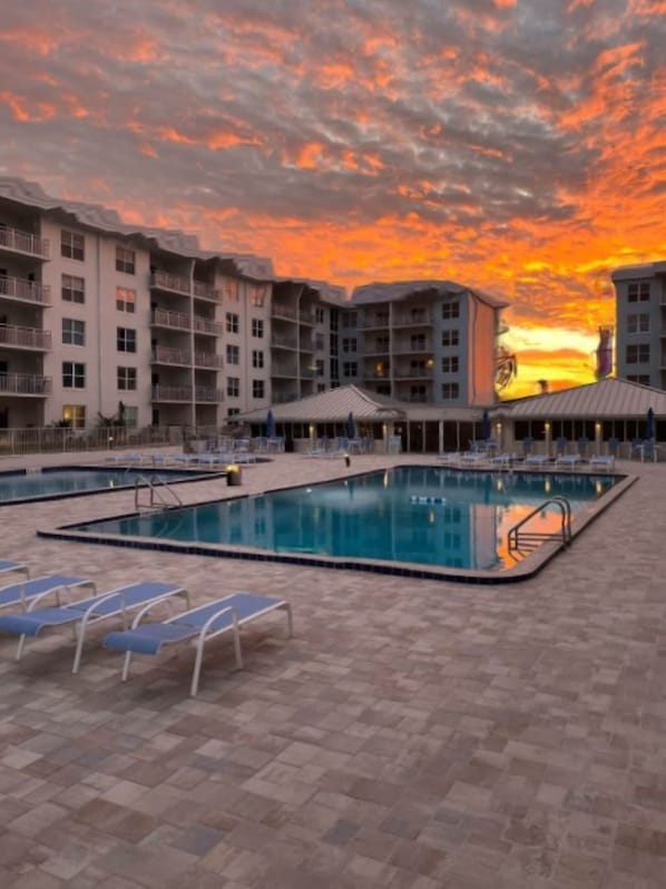 Gorgeous Sunset in NSB. New pool deck and chairs Fall 24. 2 pools & kiddie pool.