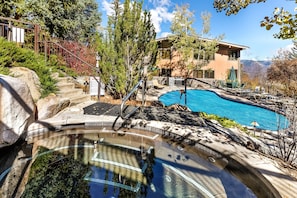 Outdoor heated pool, 2 grotto hot tubsm exercise room, sauna and outdoor grill