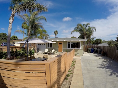 Large driveway can easily accommodate 2 or more parked vehicles!