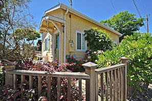 Side yard is fenced in for kids and dogs.
Beautiful flowers in spring & summer.