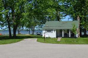 Street side view of the cottage.