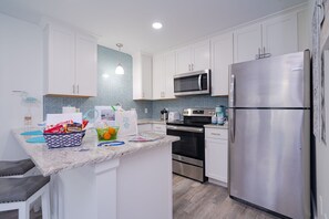 Fully stock kitchen, custom designed, new citrus juicer