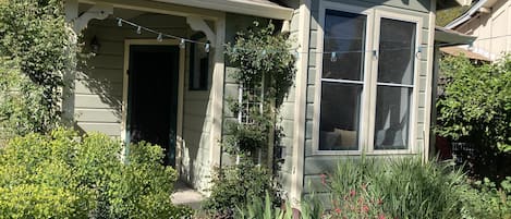 Healdsburg Cottage entrance