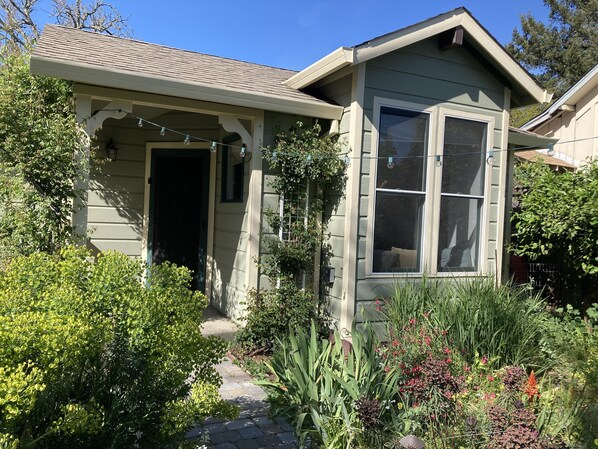 Healdsburg Cottage entrance