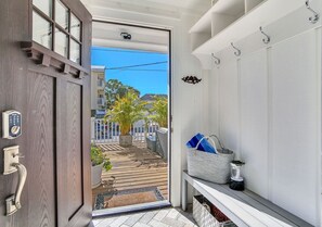 Entry/sand porch ideal for keeping beach bags, shoes, flip flops, towels, etc