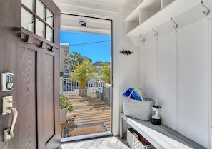 Entry/sand porch ideal for keeping beach bags, shoes, flip flops, towels, etc