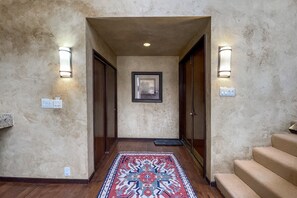 Foyer/Entry