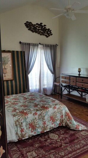 Bedroom with queen bed and high ceiling
