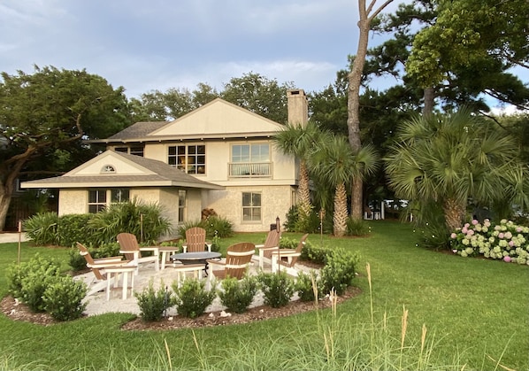 East Beach home with marsh views, short walk to beach and 2 bikes included!  