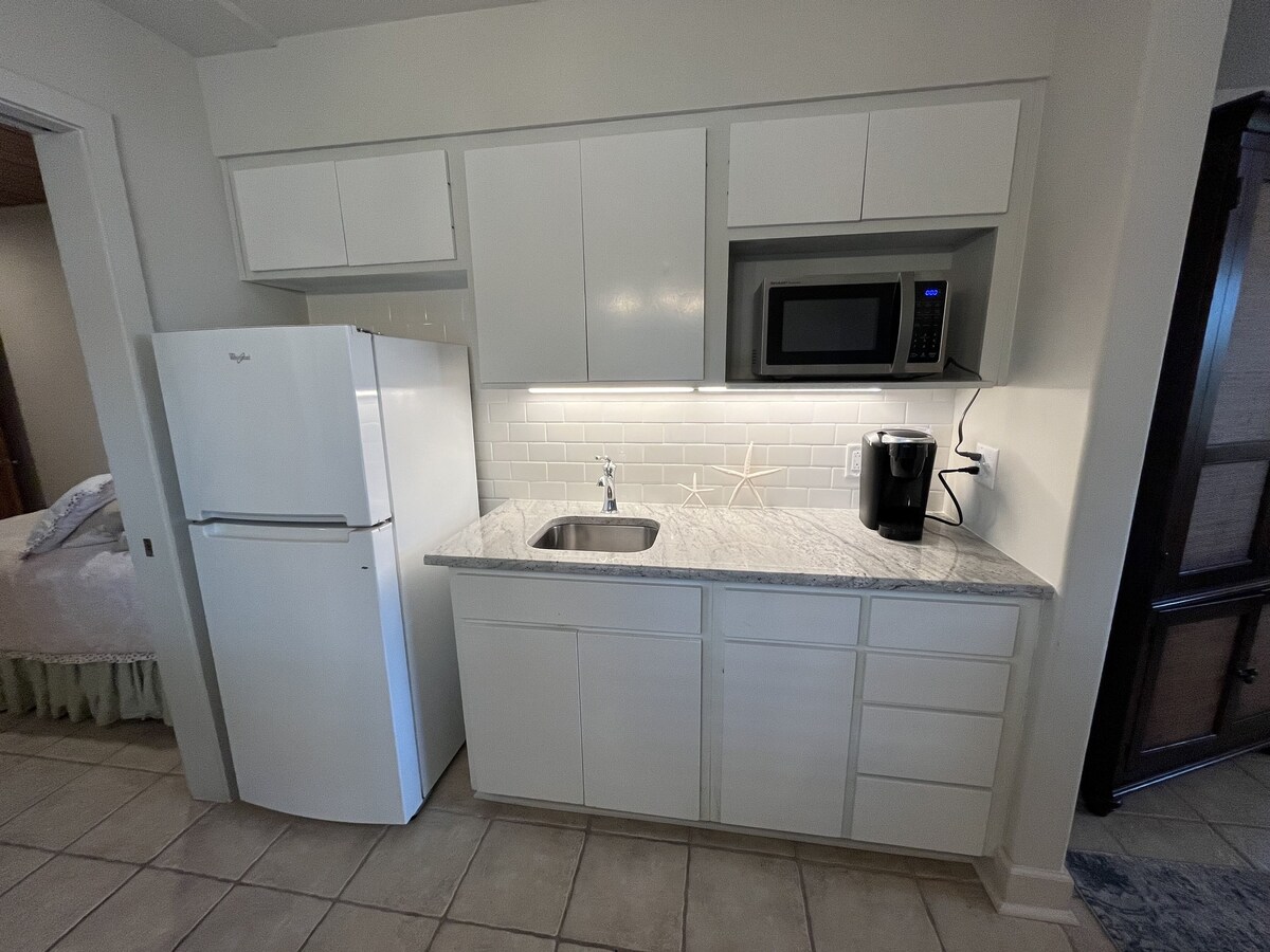 East Beach House 4 BR 2.5 bath. Walk 2 blocks to Beach. Marsh Views! 2 bikes