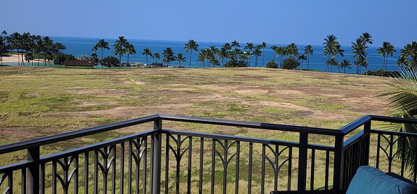 Close up photo of the ocean from the lanai