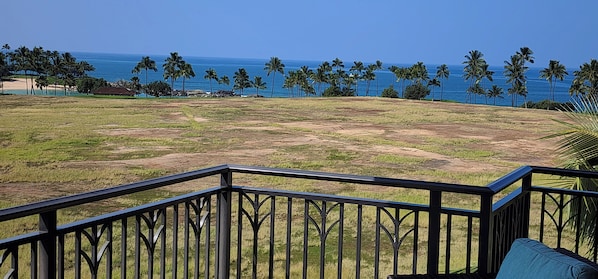 Close up photo of the ocean from the lanai