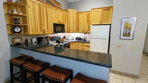 Beaver Creek West Condo J4 kitchen with breakfast bar