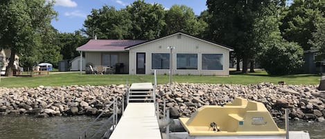 Right at the water's edge, "Dakota View" Cabin on scenic Lake Traverse.