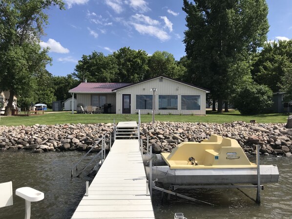 Right at the water's edge, "Dakota View" Cabin on scenic Lake Traverse.