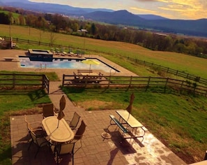 Lg Gunite pool & Hot tub!! Large Patio with Gas grill