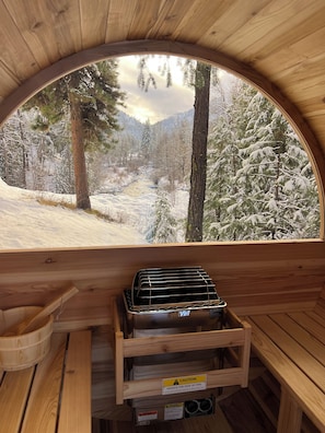 Nordic cedar barrel steam sauna with river view💦
