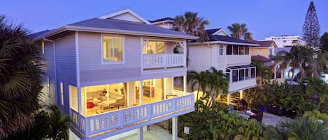 Beautiful 555 Beach - 90 feet from Beach Access!!