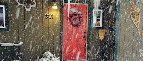 Charming Strawberry Cabin front door