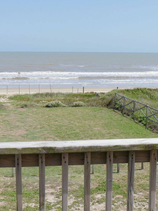 There's the ocean right out your front door! Only 100 steps to the beach.