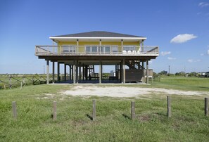 Barney's Beach House is at the end of the road; no beach traffic or noise here!