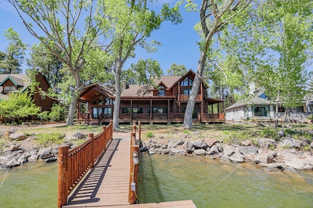 Expansive 4 Bedroom w/ kids bunkroom luxury cabin directly on the lake w/boats