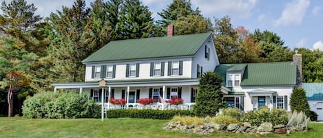 Breathtaking mountain views and 2000' of Sunday River frontage