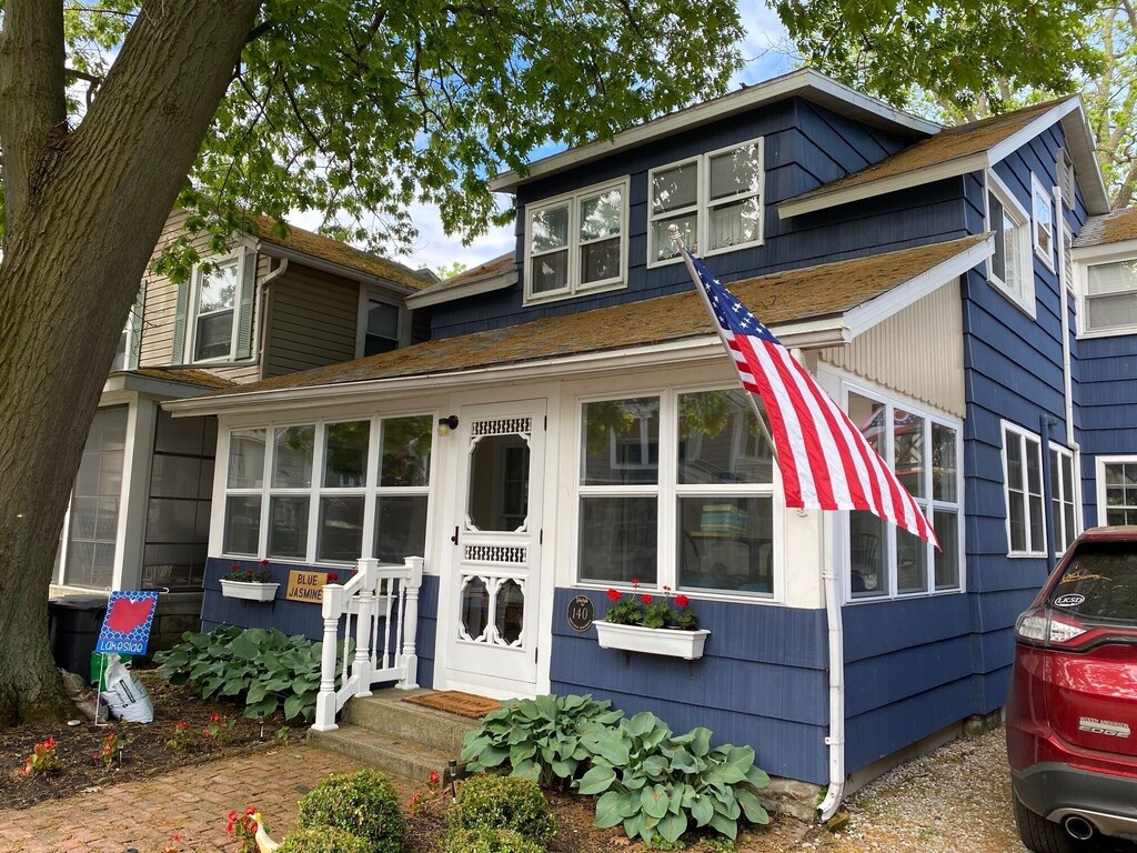 Charming Lakeside Oh Cottage With Lake Views Steps To Park Shopping Lakeside