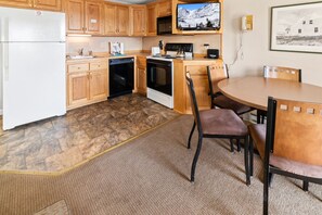 Fully equipped kitchen and dining area