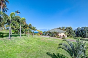 The grand lawn of Hale Luana, a sumptuous estate!