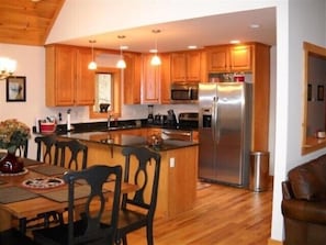 Upgraded kitchen with granite & stainless steel appliances, everything you need